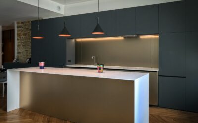 Cuisine sur mesure avec îlot central et nombreux rangements