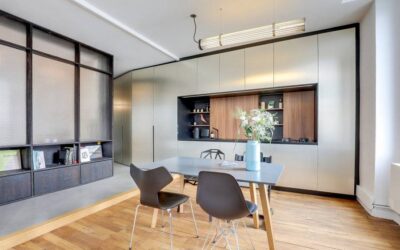 Meuble de cuisine sur mesure toute hauteur, avec prolongement dans l’entrée