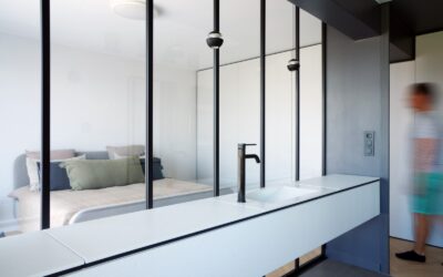 Meuble de salle de bain moderne dans une chambre parentale